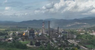 Bir kimya fabrikasında meşale yakmak. Zararlı maddelerin atmosfere salınımı. Kimya endüstrisinde Ateşli Baca. Sinematik Hava Aracı Kurma Paraşütü Çekimi. 