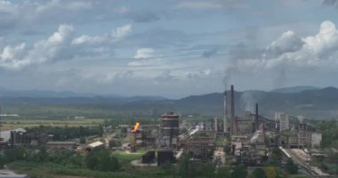 Bir kimya fabrikasında meşale yakmak. Zararlı maddelerin atmosfere salınımı. Kimya endüstrisinde Ateşli Baca. Sinematik Hava Aracı Kurma Paraşütü Çekimi. 