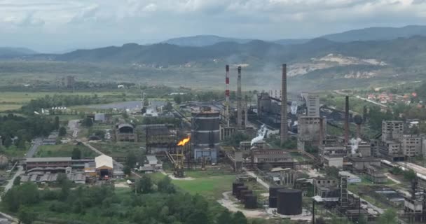 在化工厂烧火把向大气中排放有害物质 化学工业公司的烟囱着火了 建立无人机视差镜头的电影航空学 — 图库视频影像