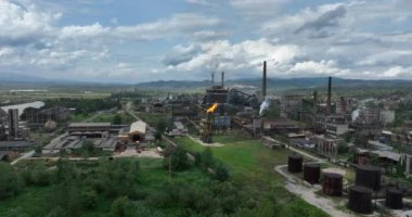 Bir kimya fabrikasında meşale yakmak. Zararlı maddelerin atmosfere salınımı. Kimya endüstrisinde Ateşli Baca. Sinematik Hava Aracı Kurma Paraşütü Çekimi. 