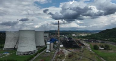 Hava kirliliği veya karbon ayak izi konsepti içinde soğutma kuleleri bacası ve kazan dairesi olan büyük bir kömür santralinin hava aracı görüntüleri. Endüstriyel borulardan atmosfere emisyon