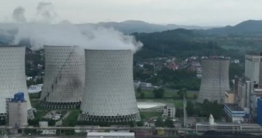 Hava kirliliği veya karbon ayak izi konsepti içinde soğutma kuleleri bacası ve kazan dairesi olan büyük bir kömür santralinin hava aracı görüntüleri. Endüstriyel borulardan atmosfere emisyon