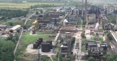 Bir kimya fabrikasında meşale yakmak. Zararlı maddelerin atmosfere salınımı. Kimya endüstrisinde Ateşli Baca. Sinematik Hava Aracı Kurma Paraşütü Çekimi. 