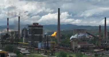 Bir kimya fabrikasında meşale yakmak. Zararlı maddelerin atmosfere salınımı. Kimya endüstrisinde Ateşli Baca. Sinematik Hava Aracı Kurma Paraşütü Çekimi. 