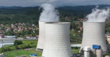 Hava kirliliği veya karbon ayak izi konsepti içinde soğutma kuleleri bacası ve kazan dairesi olan büyük bir kömür santralinin hava aracı görüntüleri. Endüstriyel borulardan atmosfere emisyon