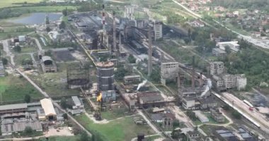 Hava kirliliği veya karbon ayak izi konsepti içinde soğutma kuleleri bacası ve kazan dairesi olan büyük bir kömür santralinin hava aracı görüntüleri. Endüstriyel borulardan atmosfere emisyon