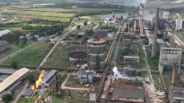 Bir kimya fabrikasında meşale yakmak. Zararlı maddelerin atmosfere salınımı. Kimya endüstrisinde Ateşli Baca. Sinematik Hava Aracı Kurma Paraşütü Çekimi. 