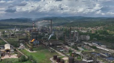 Bir kimya fabrikasında meşale yakmak. Zararlı maddelerin atmosfere salınımı. Kimya endüstrisinde Ateşli Baca. Sinematik Hava Aracı Kurma Paraşütü Çekimi. 