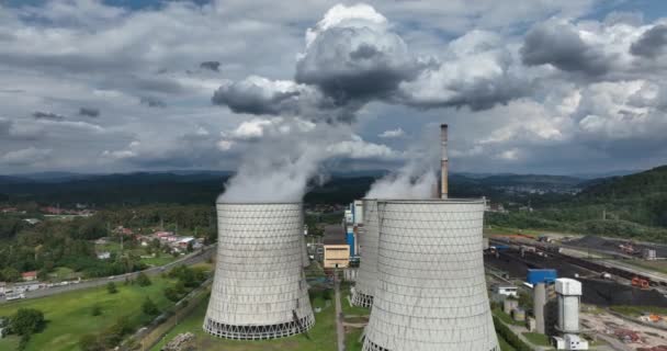 Hava Kirliliği Veya Karbon Ayak Izi Konsepti Içinde Soğutma Kuleleri — Stok video