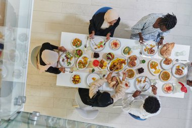 Geleneksel ve çeşitli Müslüman ailelerin üst düzey görüşü, kutsal Ramazan ayında, aile neşesi, kültürel zenginlik ve zenginliğin özünü somutlaştıran lezzetli bir iftar yemeğini paylaşmak için bir araya geliyor.
