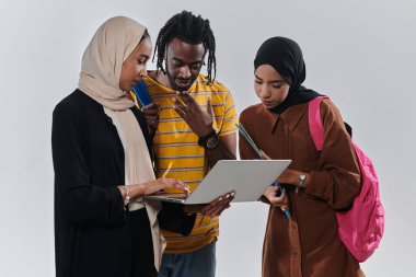 Aralarında Afro-Amerikalı bir öğrenci ve iki tesettürlü kadının da bulunduğu bir grup öğrenci, kültürlerin ve geçmişlerin uyumlu bir karışımını sembolize ederek el değmemiş beyaz bir arkaplana karşı birleşiyorlar.