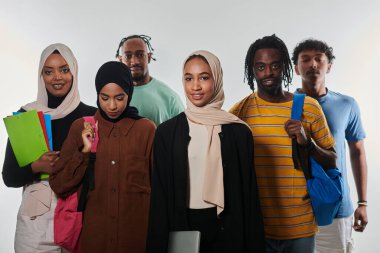 Eğitimsel çeşitliliğin canlı bir gösterimiyle, bir grup öğrenci, sırt çantaları, dizüstü bilgisayarlar ve tabletlerle, modern teknolojinin bir karışımını sembolize ederek, temiz beyaz bir arkaplana karşı poz veriyor.