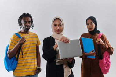 Aralarında Afro-Amerikalı bir öğrenci ve iki tesettürlü kadının da bulunduğu bir grup öğrenci, kültürlerin ve geçmişlerin uyumlu bir karışımını sembolize ederek el değmemiş beyaz bir arkaplana karşı birleşiyorlar.