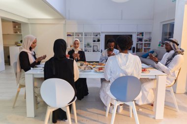 Kutsal Ramazan ayında, farklı müslüman bir aile bir araya gelir. Ruhani birlik içinde oruç tutmadan önce Tanrı 'ya dua ederler. Toplu bağlılığın, kültürün bir anını yakalarlar.