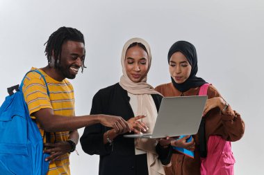 Aralarında Afro-Amerikalı bir öğrenci ve iki tesettürlü kadının da bulunduğu bir grup öğrenci, kültürlerin ve geçmişlerin uyumlu bir karışımını sembolize ederek el değmemiş beyaz bir arkaplana karşı birleşiyorlar.