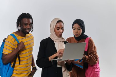 Aralarında Afro-Amerikalı bir öğrenci ve iki tesettürlü kadının da bulunduğu bir grup öğrenci, kültürlerin ve geçmişlerin uyumlu bir karışımını sembolize ederek el değmemiş beyaz bir arkaplana karşı birleşiyorlar.