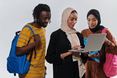 Aralarında Afro-Amerikalı bir öğrenci ve iki tesettürlü kadının da bulunduğu bir grup öğrenci, kültürlerin ve geçmişlerin uyumlu bir karışımını sembolize ederek el değmemiş beyaz bir arkaplana karşı birleşiyorlar.