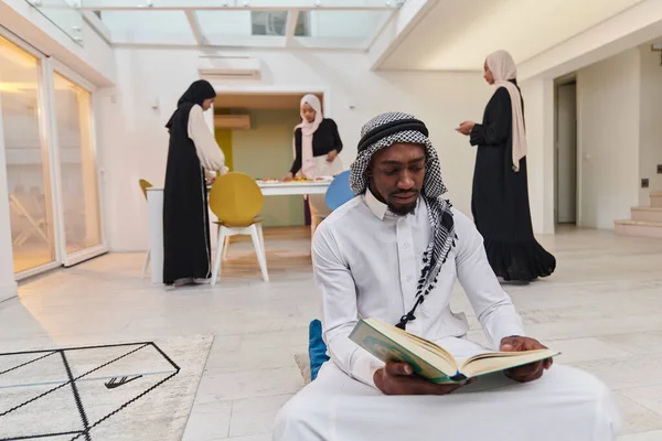 Świętym Miesiącu Ramadanu Muzułmanin Afroamerykanin Pochłonięty Czytaniem Świętego Koranu Jest — Zdjęcie stockowe