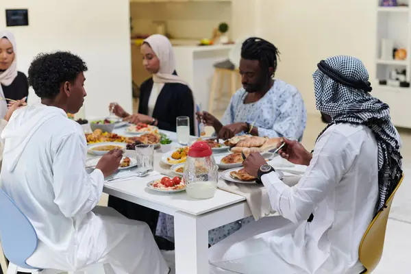 Una Familia Musulmana Tradicional Diversa Reúne Para Compartir Una Deliciosa — Foto de Stock