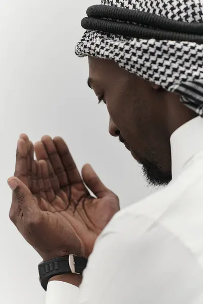 Афроамериканец Мусульманин Поднимает Руки Молитве Ища Утешения Преданности Богу Время — стоковое фото