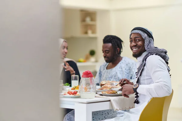 Uma Família Muçulmana Tradicional Diversificada Reúne Para Compartilhar Uma Deliciosa — Fotografia de Stock