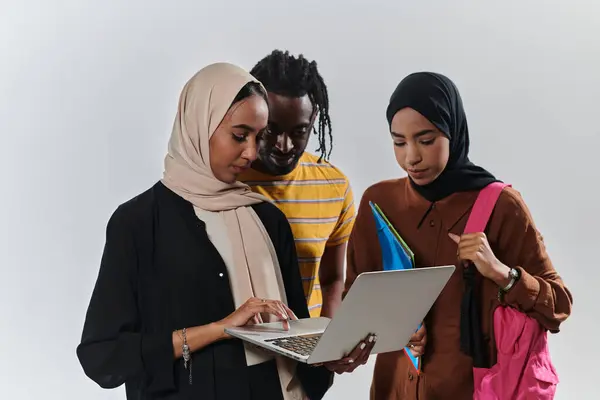Група Студентів Тому Числі Афроамериканський Студент Дві Жінки Носять Хіджаб Стокове Фото