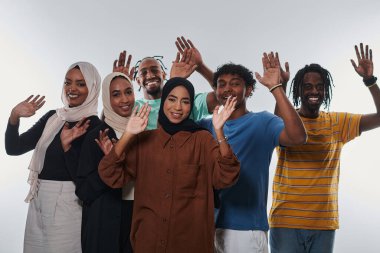 Coşkulu ve çeşitli bir grup, Afrika kökenli Amerikalı bir adam ve tesettürlü kızlar, coşkuyla el sallıyor ve kutluyorlar, öğrenci yaşamının canlılığını somutlaştırıyorlar, beyaz bir arka plana karşı,