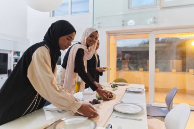 Bir grup genç Arap kadın kutsal Ramazan ayı boyunca sevgi dolu bir iftar sofrası hazırlamak için bir araya gelirler. Toplumsal birlik, kültürel gelenek ve sevinç özünü somutlaştırırlar.