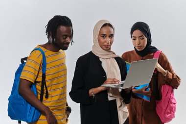 Aralarında Afro-Amerikalı bir öğrenci ve iki tesettürlü kadının da bulunduğu bir grup öğrenci, kültürlerin ve geçmişlerin uyumlu bir karışımını sembolize ederek el değmemiş beyaz bir arkaplana karşı birleşiyorlar.