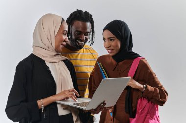 Aralarında Afro-Amerikalı bir öğrenci ve iki tesettürlü kadının da bulunduğu bir grup öğrenci, kültürlerin ve geçmişlerin uyumlu bir karışımını sembolize ederek el değmemiş beyaz bir arkaplana karşı birleşiyorlar.