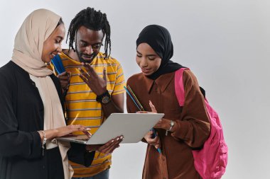 Aralarında Afro-Amerikalı bir öğrenci ve iki tesettürlü kadının da bulunduğu bir grup öğrenci, kültürlerin ve geçmişlerin uyumlu bir karışımını sembolize ederek el değmemiş beyaz bir arkaplana karşı birleşiyorlar.