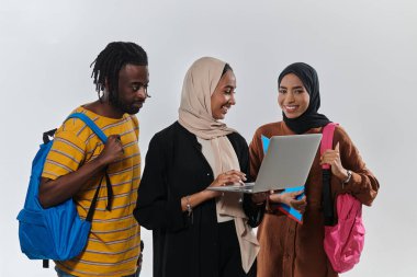 Aralarında Afro-Amerikalı bir öğrenci ve iki tesettürlü kadının da bulunduğu bir grup öğrenci, kültürlerin ve geçmişlerin uyumlu bir karışımını sembolize ederek el değmemiş beyaz bir arkaplana karşı birleşiyorlar.