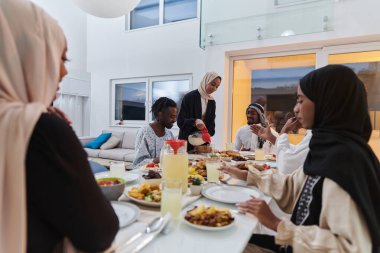 Kutsal Ramazan ayında, Müslüman bir aile sevinçle bir masanın etrafında toplanır, ortak iftarı hevesle bekler, ortak bir yemek hazırlar ve beklenti içinde birleşirler.