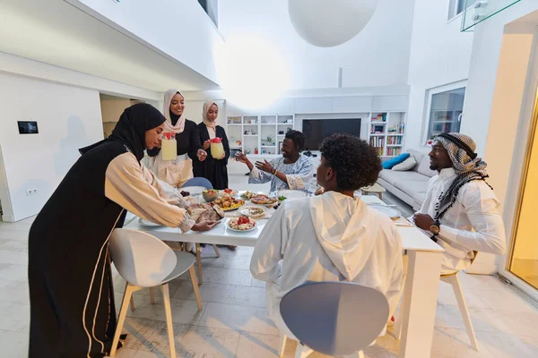 Den Heliga Månaden Ramadan Muslimsk Familj Glatt Kommer Samman Runt — Stockfoto
