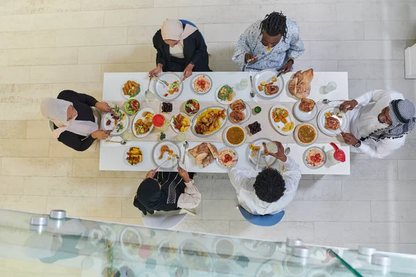 Górny Widok Tradycyjnej Zróżnicowanej Muzułmańskiej Rodziny Spotyka Się Aby Zjeść — Zdjęcie stockowe