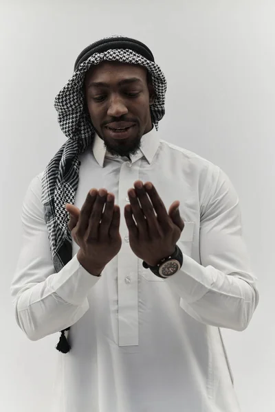 Hombre Musulmán Afroamericano Levanta Las Manos Oración Buscando Consuelo Devoción — Foto de Stock