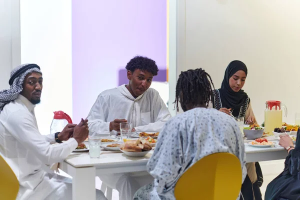 Traditional Diverse Muslim Family Comes Together Share Delicious Iftar Meal — Stock Photo, Image