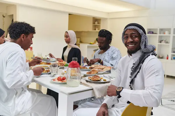 Geleneksel Çeşitli Müslüman Bir Aile Kutsal Ramazan Ayında Aile Neşesi — Stok fotoğraf