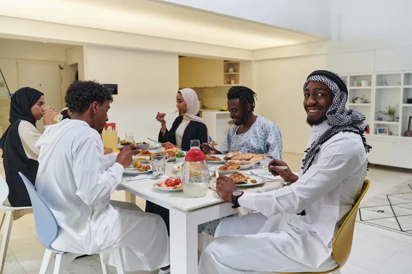 Tradycyjna Zróżnicowana Muzułmańska Rodzina Spotyka Się Aby Zjeść Pyszny Iftar — Zdjęcie stockowe