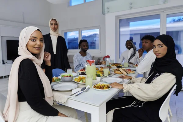Kutsal Ramazan Ayında Müslüman Bir Aile Sevinçle Bir Masanın Etrafında — Stok fotoğraf