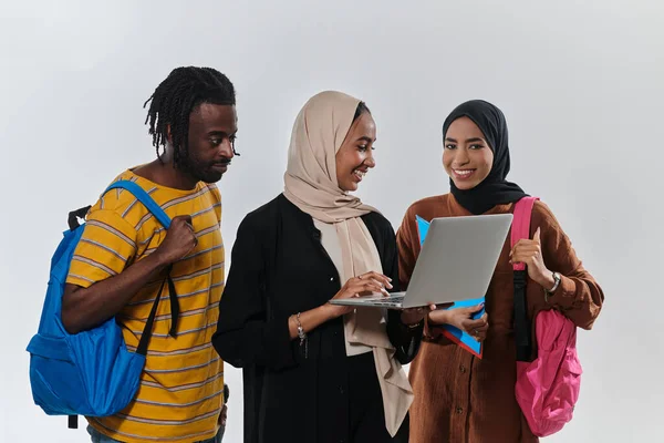 Grupo Estudantes Incluindo Estudante Afro Americano Duas Mulheres Vestindo Hijab — Fotografia de Stock