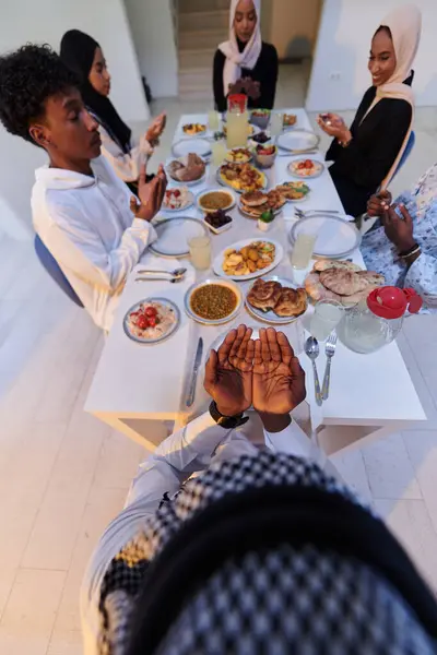 Świętym Miesiącu Ramadanu Zróżnicowana Muzułmańska Rodzina Spotyka Się Duchowej Jedności — Zdjęcie stockowe
