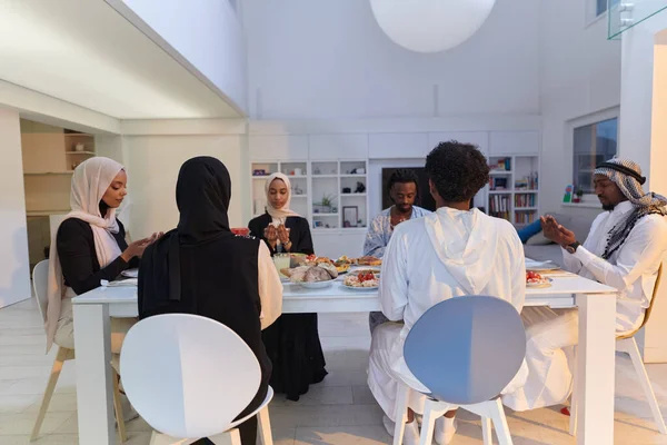 Posvátném Měsíci Ramadánu Různorodá Muslimská Rodina Spojuje Duchovní Jednotu Vroucně — Stock fotografie