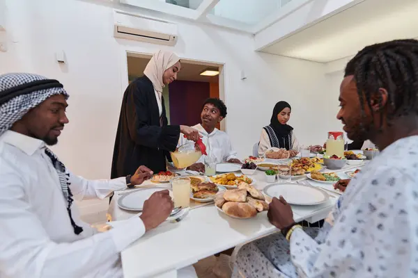 ラマダンの神聖な月には イスラム教徒の家族が喜んでテーブルの周りに集まり 共同体のイフタールを熱心に待って 共有された食事の準備に従事し 予期して団結します — ストック写真