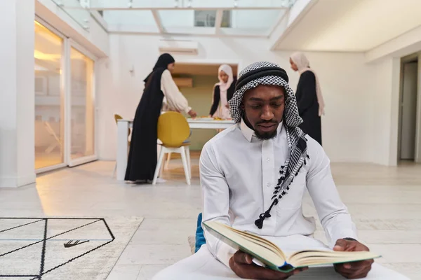 Sagrado Mes Ramadán Hombre Musulmán Afroamericano Absorto Lectura Del Sagrado — Foto de Stock