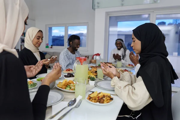 Mês Sagrado Ramadã Uma Família Muçulmana Diversa Reúne Unidade Espiritual — Fotografia de Stock