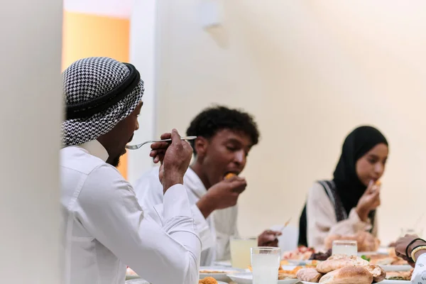 Una Familia Musulmana Tradicional Diversa Reúne Para Compartir Una Deliciosa — Foto de Stock