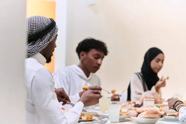 Tradicionális Változatos Muszlim Család Összegyűlik Hogy Megosszanak Egy Finom Iftar — Stock Fotó