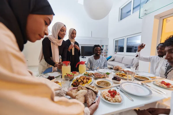 Den Heliga Månaden Ramadan Muslimsk Familj Glatt Kommer Samman Runt — Stockfoto