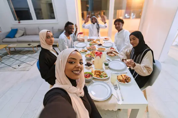 Tradiční Muslimská Rodina Zachycuje Radost Společného Iftarového Jídla Během Posvátného — Stock fotografie